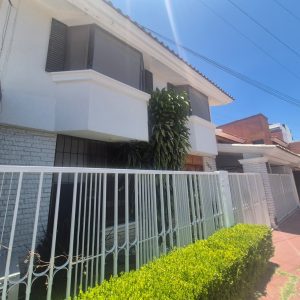 SE RENTA OFICINA AMUEBLADA EN BOSQUES DEL PRADO SUR